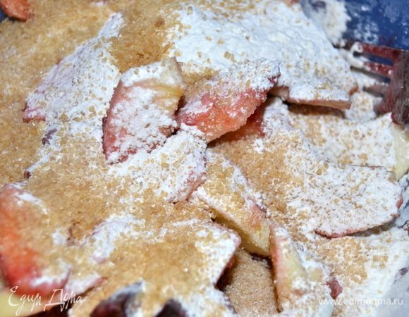 Сливы разрезать пополам (у меня были замороженные, разморозить). Яблоки почистить и нарезать дольками. Перемешать с соком лимона, сахаром и крахмалом.