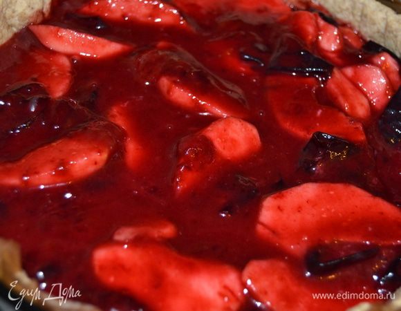 Начинку выложить на готовый корж, сверху посыпать мучной крошкой. Выпекать 30-40 мин при 180 гр.