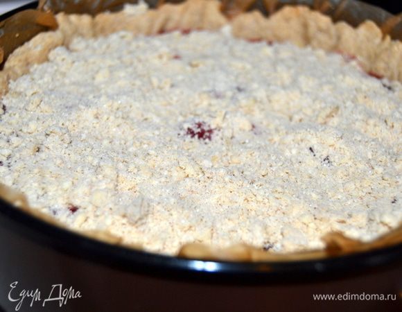 Если используете миндальные лепестки, то посыпайте ими пирог за 5 мин до окончания выпечки.