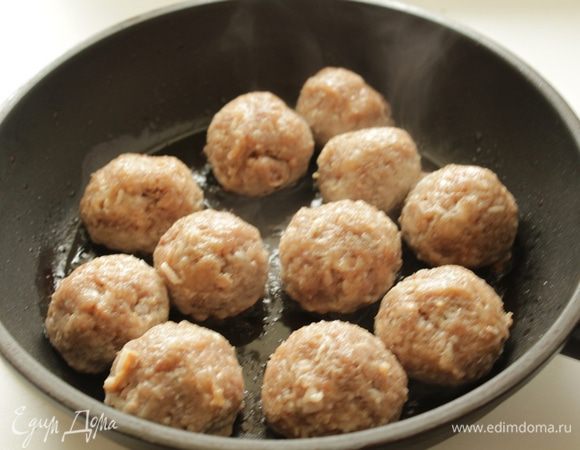 Приготовить мясной фарш, сформировать тефтельки и обжарить их.