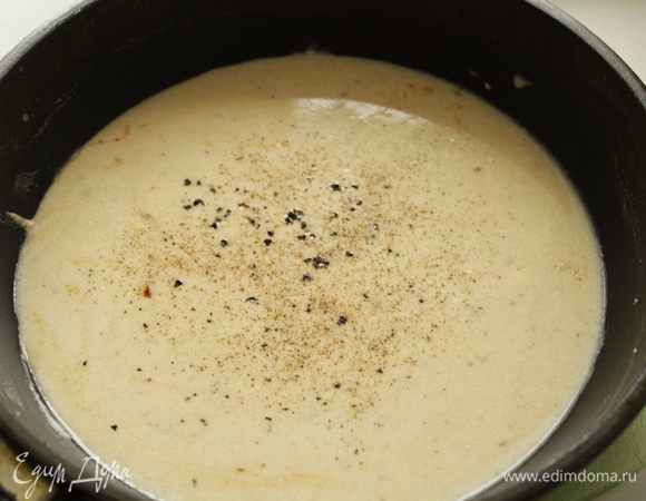 В сковороде, где жарились фрикадельки, растопить сливочное масло, добавить муку и обжарить до золотистого цвета, понемногу влить сливки, постоянно помешивая, затем влить бульон, довести до кипения. Посолить, поперчить, приправить мускатным орехом. Должен получиться не очень густой соус.