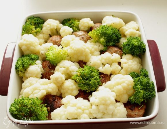 В форму для запекания выложить бланшированные овощи и тефтели.