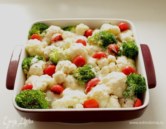 Залить соусом, добавить помидоры, порезанные на две части.