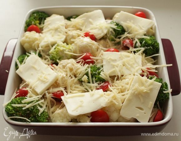 Сверху положить моцареллу, натереть пармезан и выпекать в заранее разогретой до 200 градусов духовке минут 20-25, до зарумянивания.