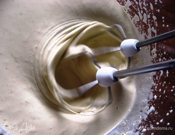      Сливочное масло, яйца, молоко и вареная сгущенка должны быть комнатной температуры. Духовку включить до +170°C.
     Яйца с коричневым и ванильным сахаром взбить в светлую пышную массу (2 - 3 мин.).


