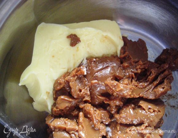 Вареную сгущенку (у меня баночка 370 г)  поделить на две части: 100 г отложить на украшение, a все остальное из баночки выложить к размягченному сливочному маслу и…