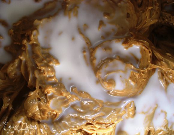 Влить примерно половину  молока, венчиком  перемешать и… 