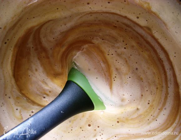 …. осторожно и постепенно соединить с яичной массой.
