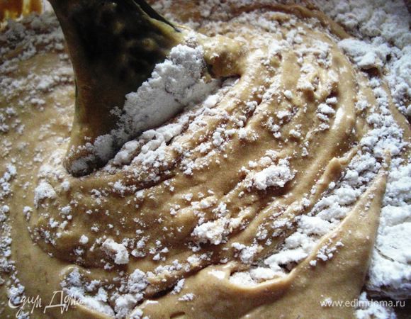 Муку смешать с разрыхлителем и солью, и все вместе просеять. Полученную мучную смесь добавить в тесто, чередуя с оставшимся молоком  (в последнюю очередь добавляется мука).