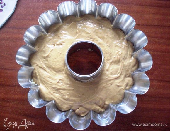 Форму смазать сливочным  маслом, переложить в нее тесто, разровнять. Выпекать  40 - 45 мин. Готовность проверить деревянной шпажкой.