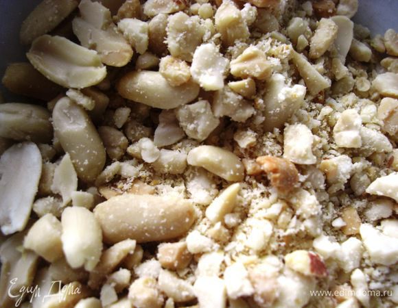 Пока кекс в духовке, готовим украшение. Можно использовать несоленый арахис – главное, его поджарить и очистить.  Но, по - моему вкусу,  очень эффективно действует  соленый арахис. Думаю, вы легко  такой купите в своих магазинах - он уже очищенный и обжаренный. Орехи можно порубить, покрошить, а можно и так оставить, почти целиком. Главное, что вкус кекса от этого ничуть не меняется. Я использовала наполовину измельченный арахис.