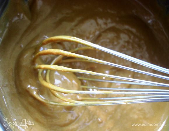 В остаток вареной сгущенки добавить 3  ложки  сливок (ЛУЧШЕ 10 – 15 % !)  и растопить на маленьком огне, сильно помешивая венчиком. Сливок наверное будет мало, чтобы сгущенка красиво растаяла, поэтому я написала до 6 ложек. Вы  смотрите, как вам понравится густота этой смеси - нужно красиво полить сгущенкой уже готовый кекс.