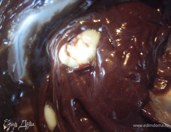 Растопить молочный шоколад. Можно добавить маленький кусочек сливочного масла. 