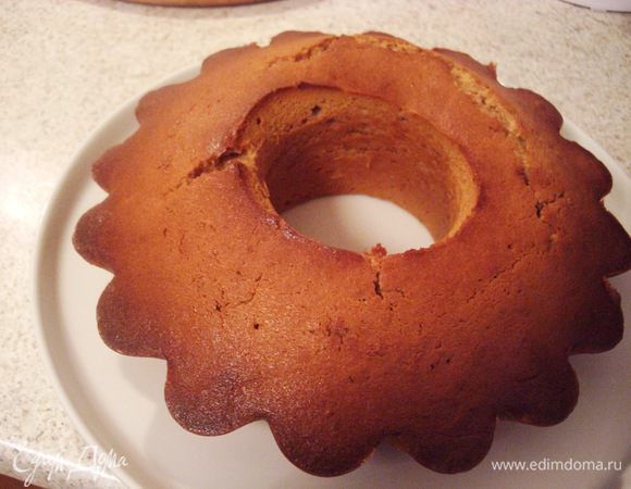 Так выглядит свежеиспеченный кекс. Корочка хрустящая,  а внутри он нежный и мягкий. Я выбрала его из формы через 30 мин. после выпекания. Спинка, конечно, треснула , может быть чуть некрасиво, но сейчас мы занимаемся поправками.