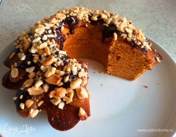 Самое время украсить и добавить главное - арахис: сначала нужно полить разбавленной сгущенкой, потом молочным шоколадом и посыпать  орешками… и..... :(( оставить  до окончательного застывания.  Можно поставить кекс в холодильник на часок. И все, что  надо и сколько надо, затвердеет! 