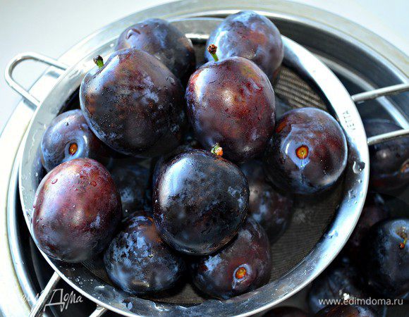 Сливы хорошо промыть.