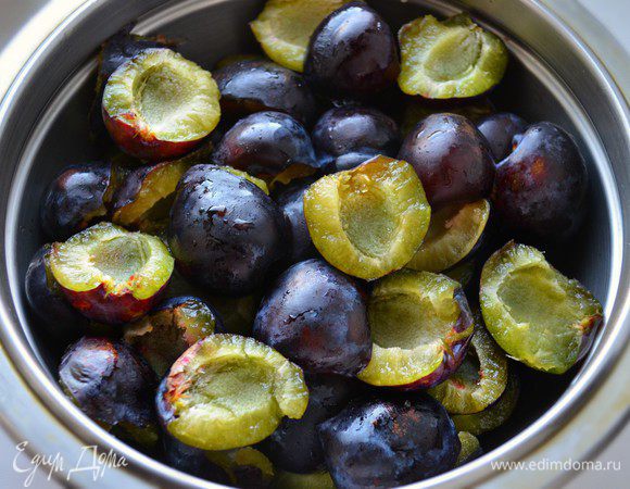 Вынуть из слив косточки, ...