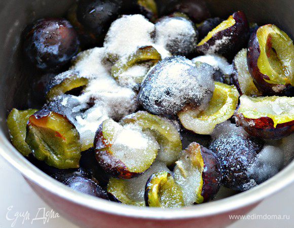 ... сбрызнуть лимонным соком (1-2 ст л) и засыпать сахаром на ночь.