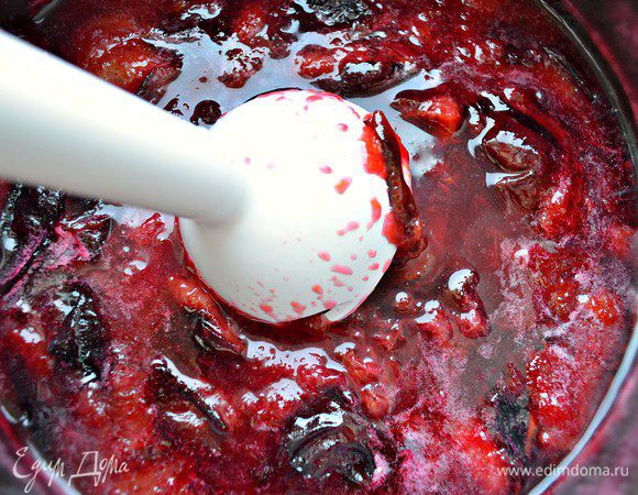 На следующий день довести сливы до кипения (при необходимости добавьте около 100 мл воды) и варите 10 минут. Остудите. После чего проваренную сливу измельчите блендером.