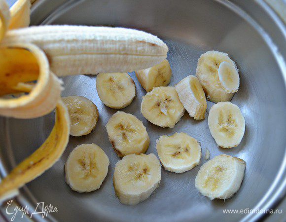 Бананы очистите, нарежьте кружочками и разомните вилкой.