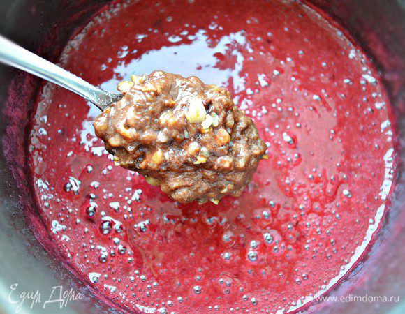 ... добавьте к общей фруктовой массе, перемешайте.
Варенье доведите до кипения, при постоянном помешивании, прогрейте на маленьком огне в течение 10 мин. Разложите варенье по банкам и закатайте. 
