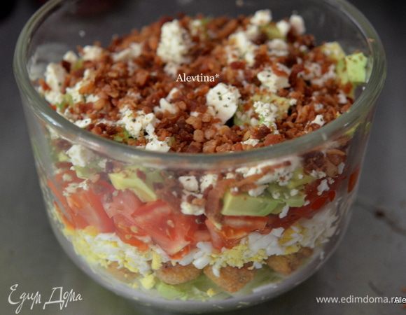 Далее идет раскрошенный сыр и измельченный готовый, обжаренный бекон.
