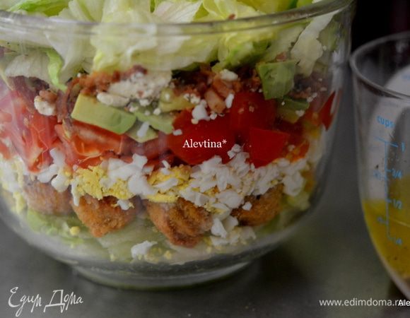 Закончим салатом. Сделать заправку, смешать все перечисленные ингредиенты, встряхнуть и поставить в холодильник на 1 час. Подать к столу.
