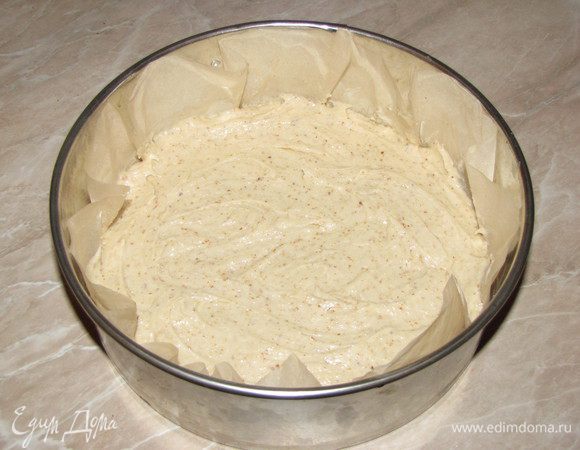 Дно круглой разъемной формы (24-26 см) выстелить пергаментом, смазать его маслом. Выложить в форму тесто, разровнять.