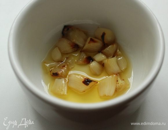 Затем чеснок освободить от шелухи и размять в пюре.