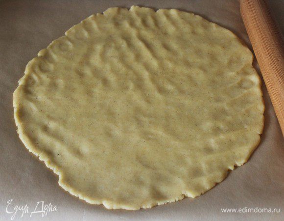 Тесто раскатать в лепешку толщиной 0,5 см. Я делаю это сразу на листе бумаги для выпечки, чтобы легче было перенести галету на противень.