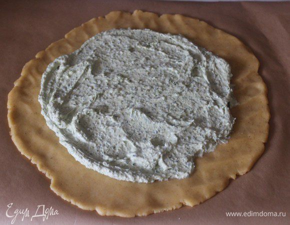 Выложить по центру сырную начинку.