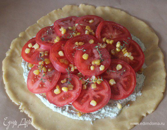 Разложить колечки помидоров внахлест, посыпать оставшейся кукурузой, сверху выложить веточки тимьяна.