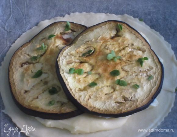 Равномерно распределить сыр,баклажаны и немного посыпать тимьяном.Запекать в разогретой до 180 °С духовке 20 минут до золотистого цвета.