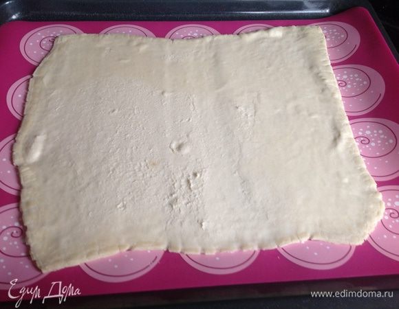 Духовку разогрейте до 200 градусов.

Растяните тесто квадратной формы толщиной в 4-5 мм, и выложите на противень, предварительно смазанный небольшим количеством масла.