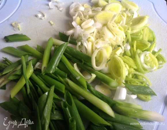 Лук-порей (белую часть) порежьте кружочками. Зеленый лук порежьте небольшими перьями.