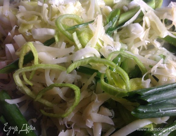 Положите лук в миску, добавьте половину тертого сыра,  масло, немного посолите и хорошо перемешайте.