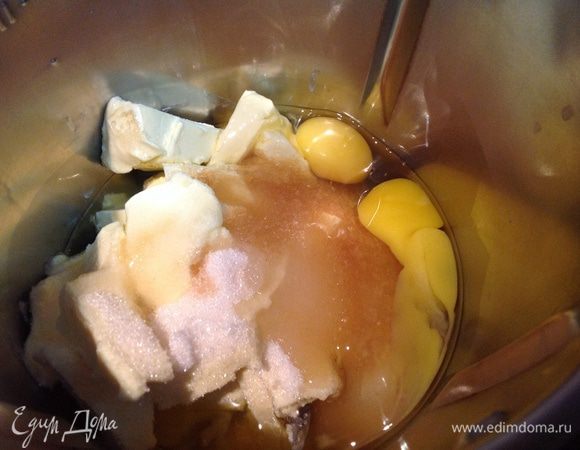 Сложите в большую миску сливочное масло, яйца, сахар...