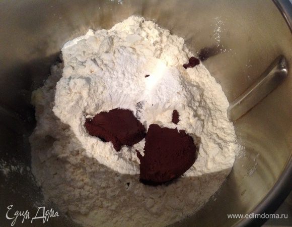 ...муку с разрыхлителем и растворенное какао. 