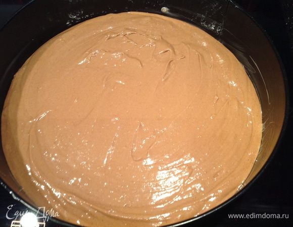 Переложите тесто в форму и разровняйте поверхность.