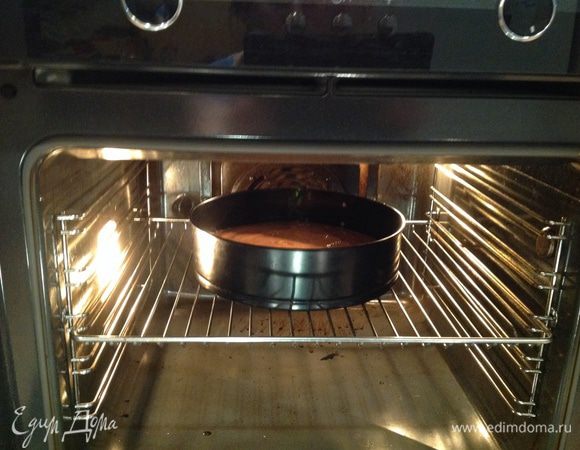 Выпекайте в духовке 50-60 минут, готовность проверьте зубочисткой. Дайте полностью остыть в форме, а потом перев раните на решетку.