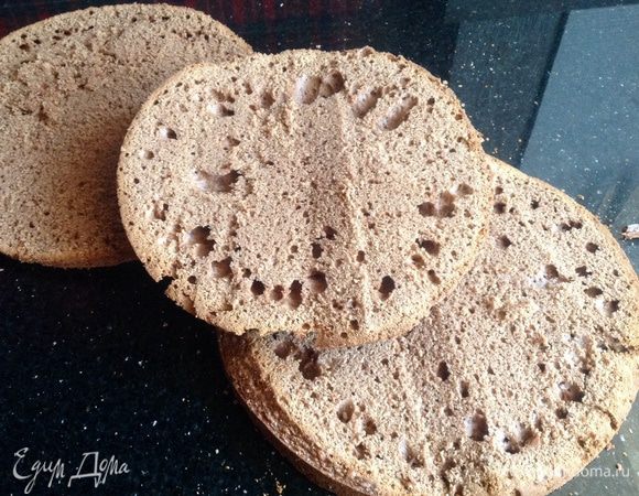 Аккуратно разрежьте корж по горизонтали на три части.