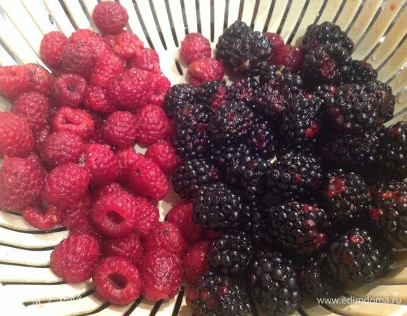 Малину и ежевику переберите и промойте.