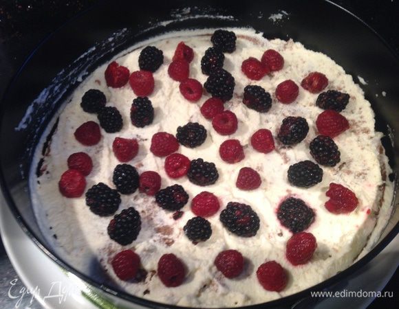 Намажьте нижний и средний корж кремом, и выложите ягоды. Сложите их друг на друга и накройте верхним коржом.