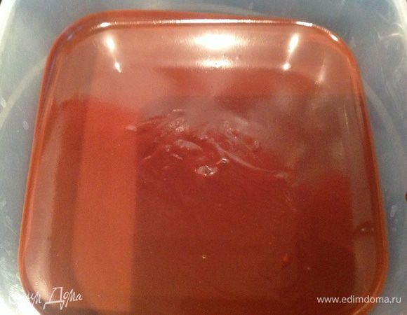 Для глазури разогрейте сливки почти до закипания, снимите с огня. Добавьте шоколад и тщательно разотрите до полного его расплавления. Оставьте глазурь, чтобы она остыла и загустела. Намажьте ее лопаткой на торт сверху и по бокам. Украсьте по своему усмотрению. 