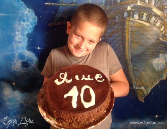 А вот и сам счастливый именинник.