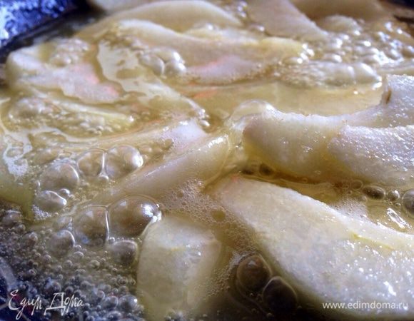 В сковороде растопить сахар, воду, сок лимона и сливочное масло. Как только сахар растворится, добавить груши и перемешать, слегка потряхивая сковороду.Дождаться светло-золотистого цвета карамели, а затем сразу же снять с огня. Отставить сковороду в сторону остывать.
