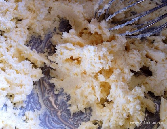 Для теста. Сливочное масло, сахар и ванильный сахар хорошо взбить блендером (или миксером).
