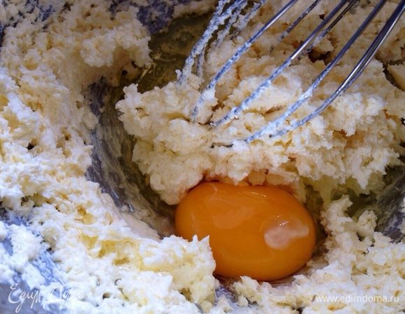Не переставая взбивать, добавить по одному яйца. Соль.
