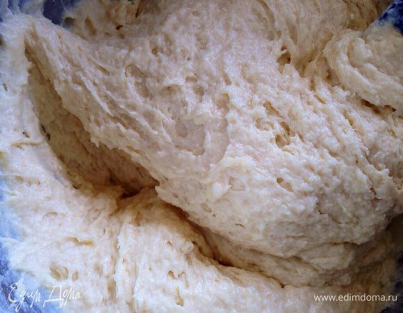 Муку просеять с разрыхлителем. И, постепенно добавляя к жидкой массе, приготовить тесто.