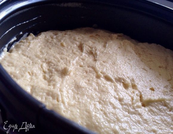 Выложить тесто в форму для запекания. 